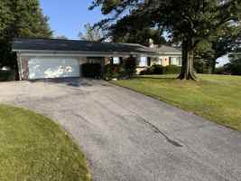 featured image of 1136 Lexington Rd