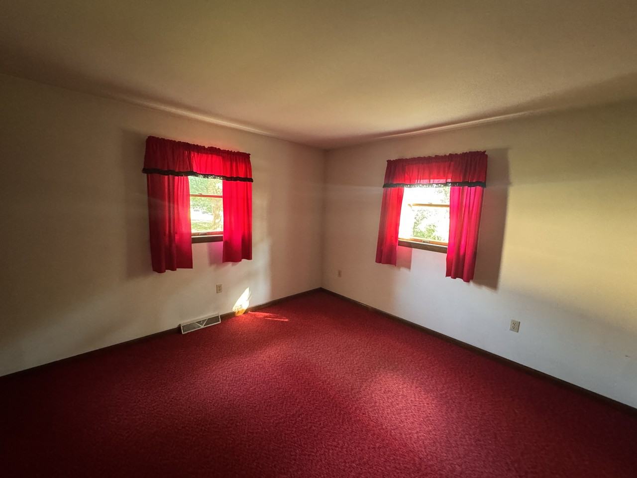 1136 Lexington Rd - Photo 2 of 26