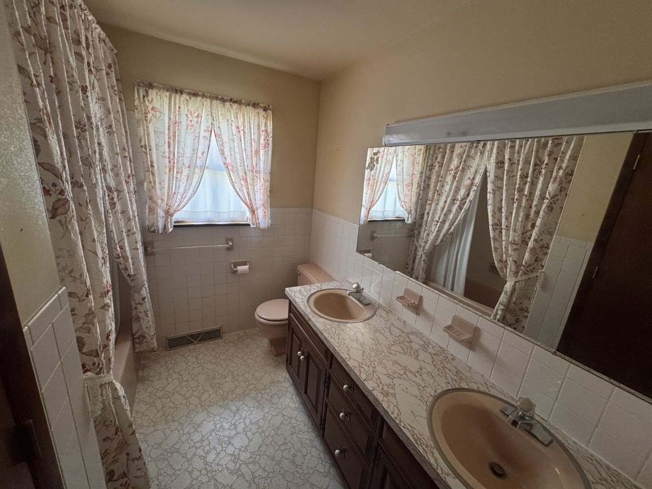 1136 Lexington Rd - Photo 4 of 26