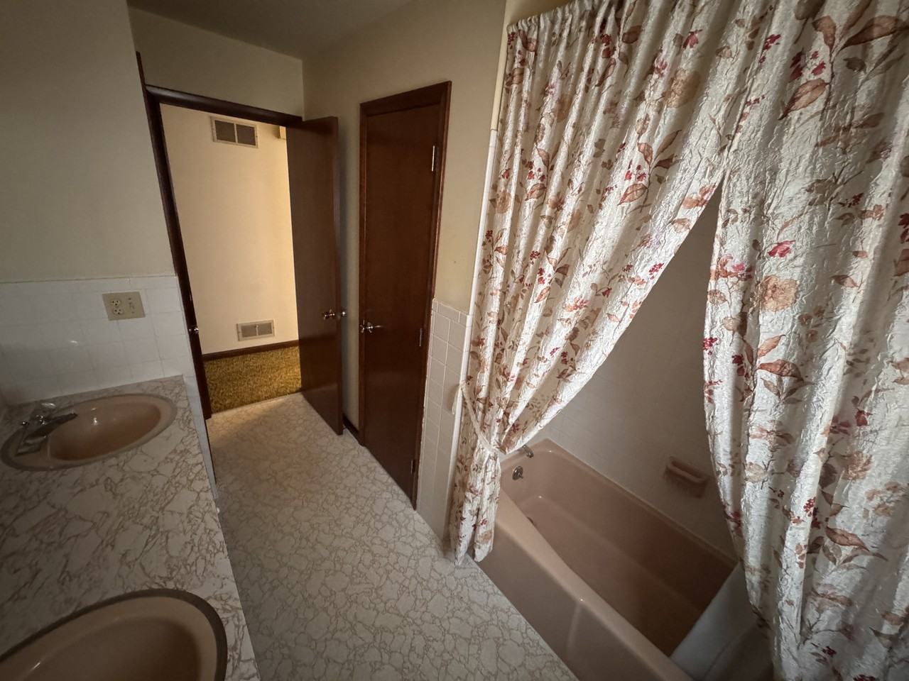 1136 Lexington Rd - Photo 5 of 26