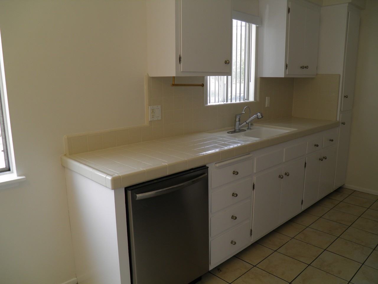 703 Strand St #5 - Photo 7 of 30