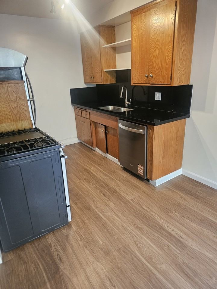 1908 11th St #5 - Photo 5 of 24