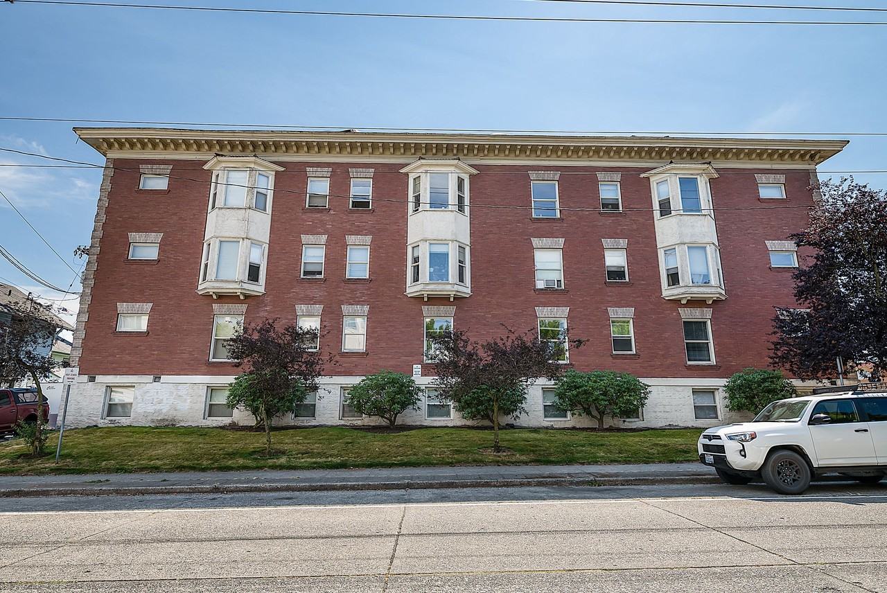 Heritage Manor Apartments! Beautiful Historic Oversized 1 Bed 1 Bath! - Photo 2 of 45