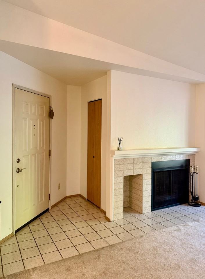 1276 Bellevue Way Ne #4 - Photo 4 of 26