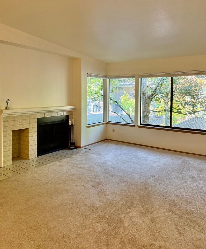 1276 Bellevue Way Ne #4 - Photo 5 of 26