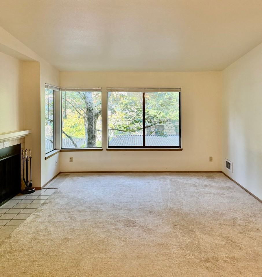 1276 Bellevue Way Ne #4 - Photo 7 of 26