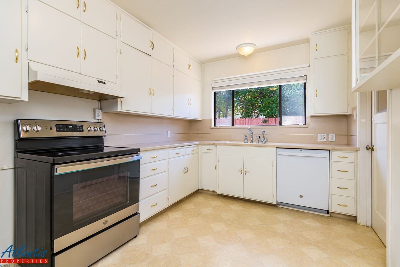 525 Laverne Ave - Photo 7 of 20