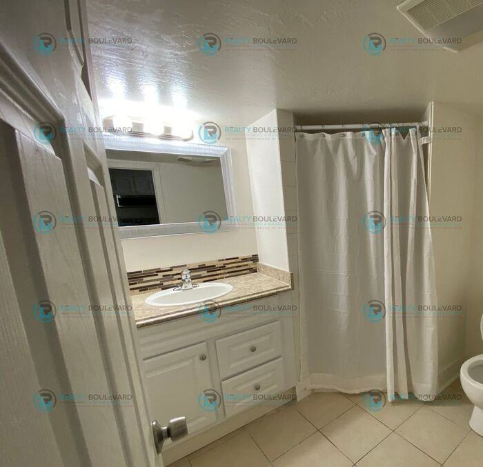 520 Locust St #B - Photo 4 of 10