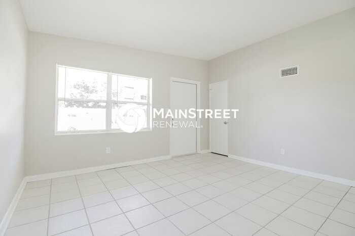 320 N Hilltop Dr - Photo 3 of 16