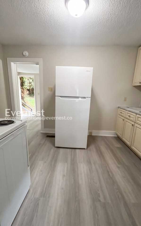 221 West Twenty-Third Street - Photo 5 of 23