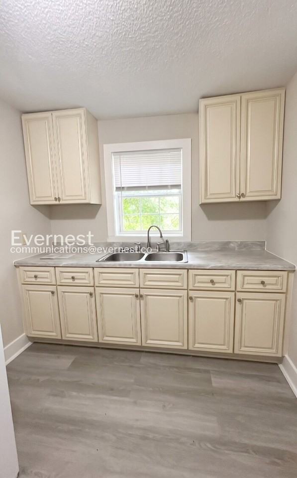 221 West Twenty-Third Street - Photo 6 of 23