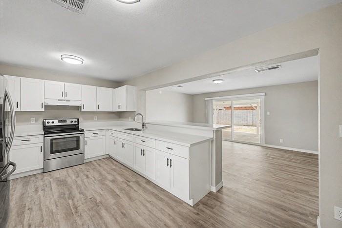 8819 W Avalon Dr - Photo 5 of 27