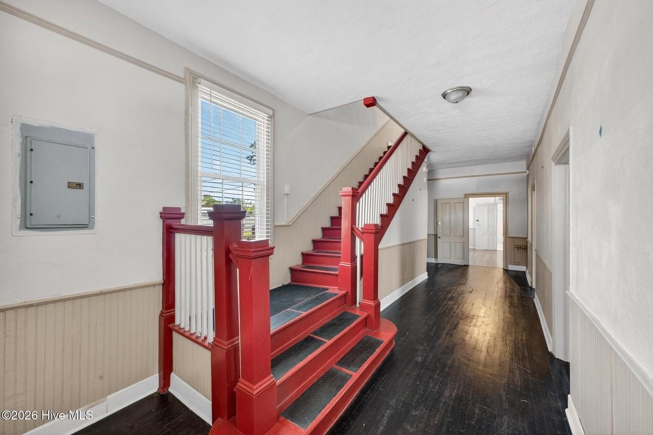 1102 Phillips St - Photo 2 of 42
