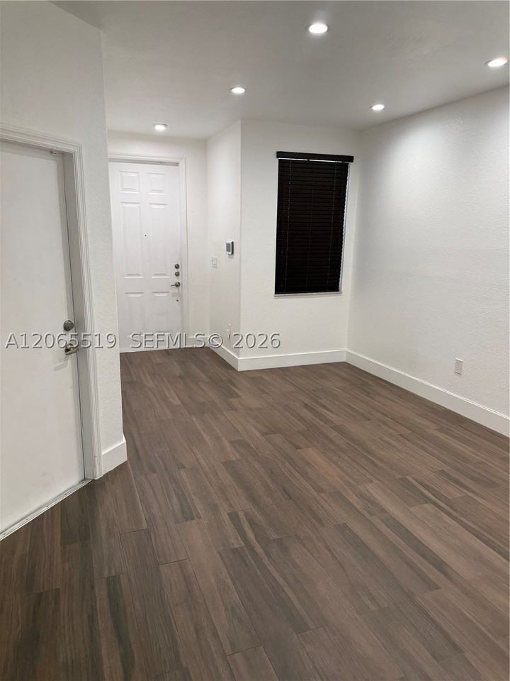 15069 Sw 9th Way #0 - Photo 3 of 33