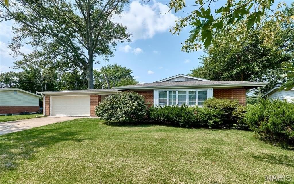 1495 Tremont Dr - Photo 3 of 38