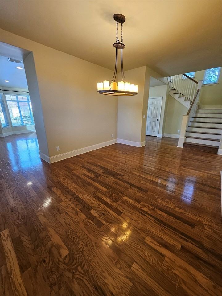 2505 Cambridge Dr - Photo 2 of 18