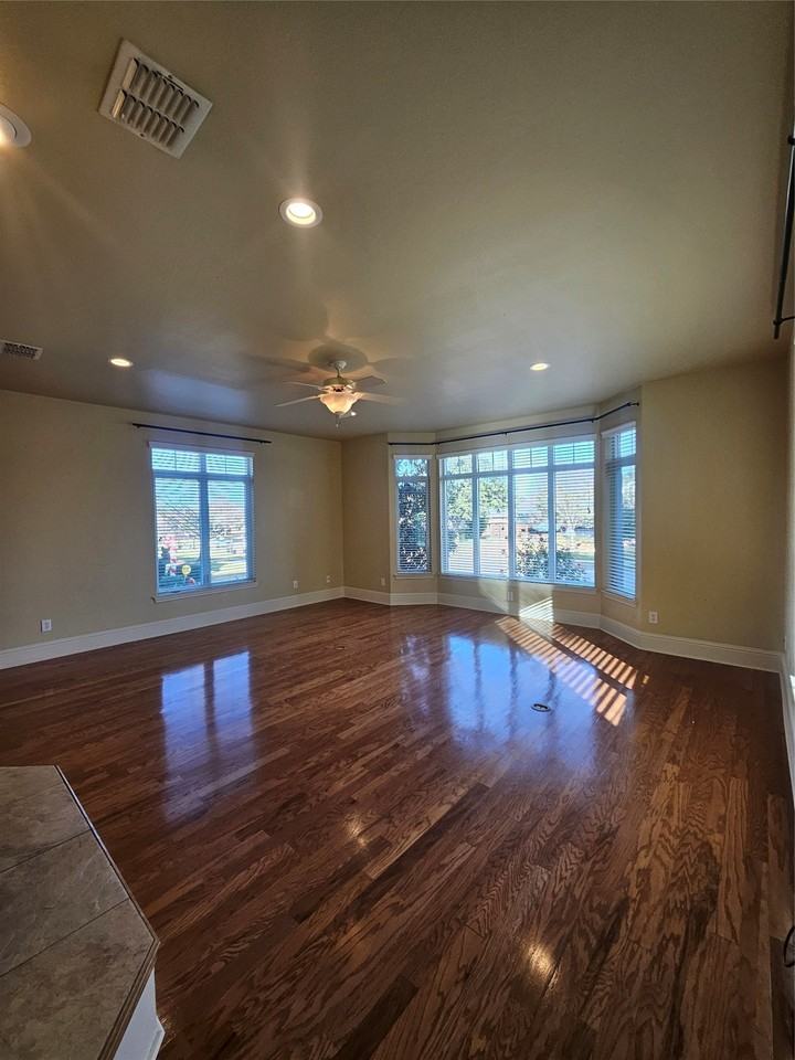 2505 Cambridge Dr - Photo 5 of 18