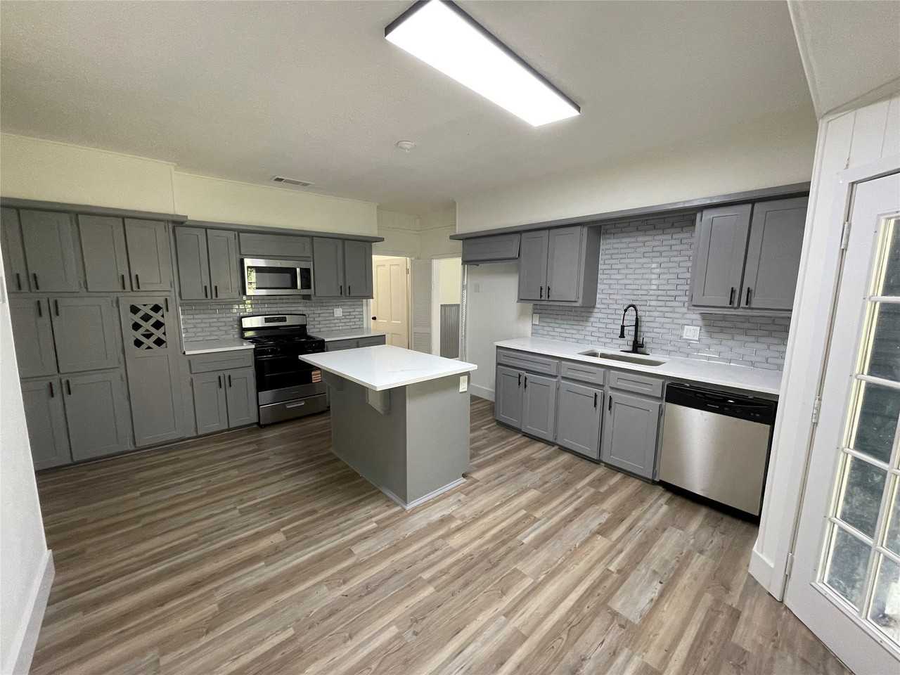 309 Poplar St - Photo 4 of 19