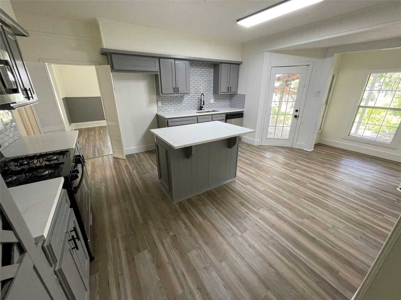 309 Poplar St - Photo 5 of 19