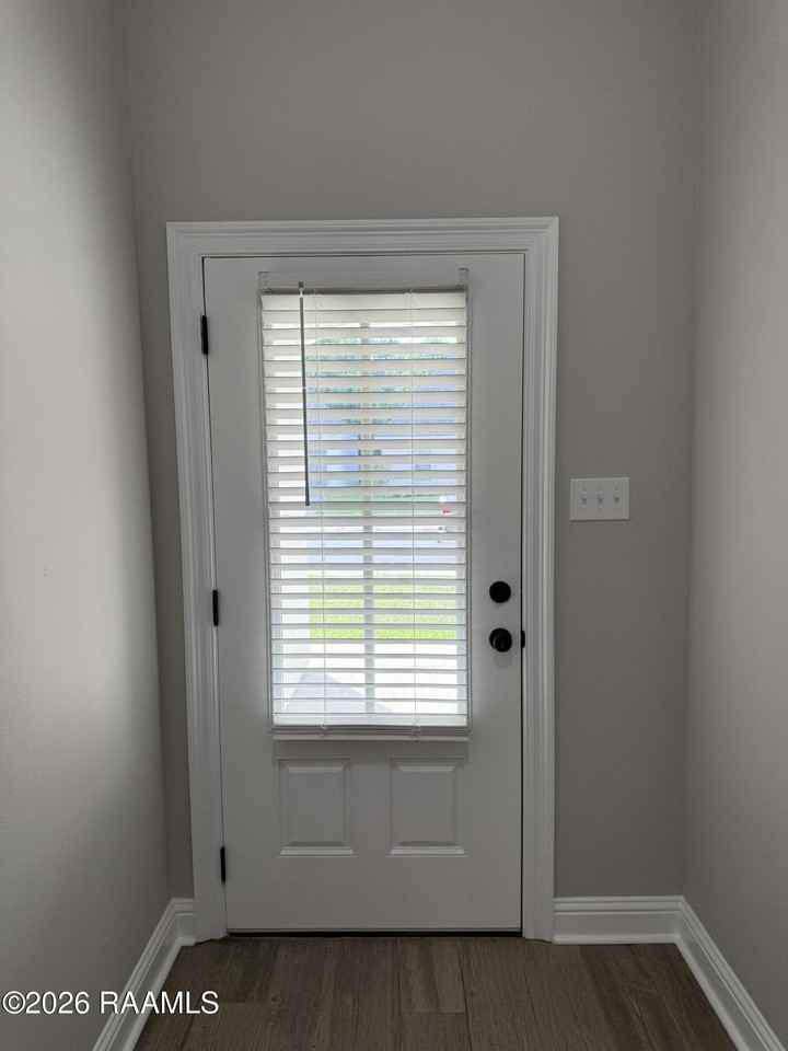 404 Sparrowhawk St - Photo 7 of 46