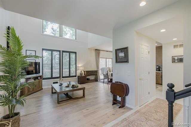 300 Stratford Ln - Photo 3 of 50