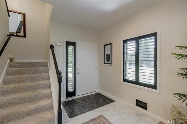 300 Stratford Ln - Photo 4 of 50