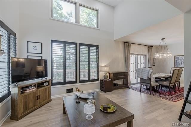300 Stratford Ln - Photo 6 of 50