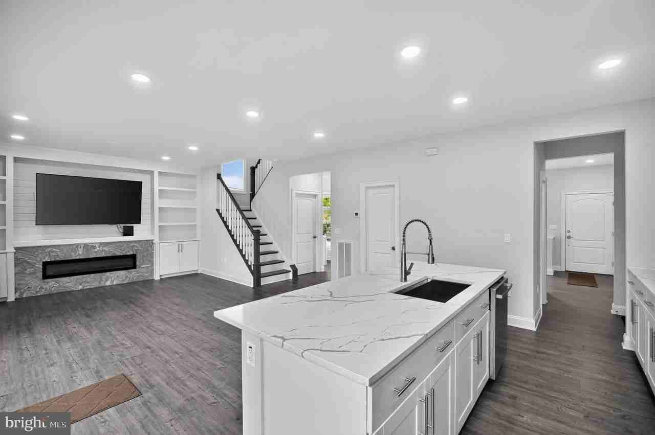 541 S Church St - Photo 4 of 30