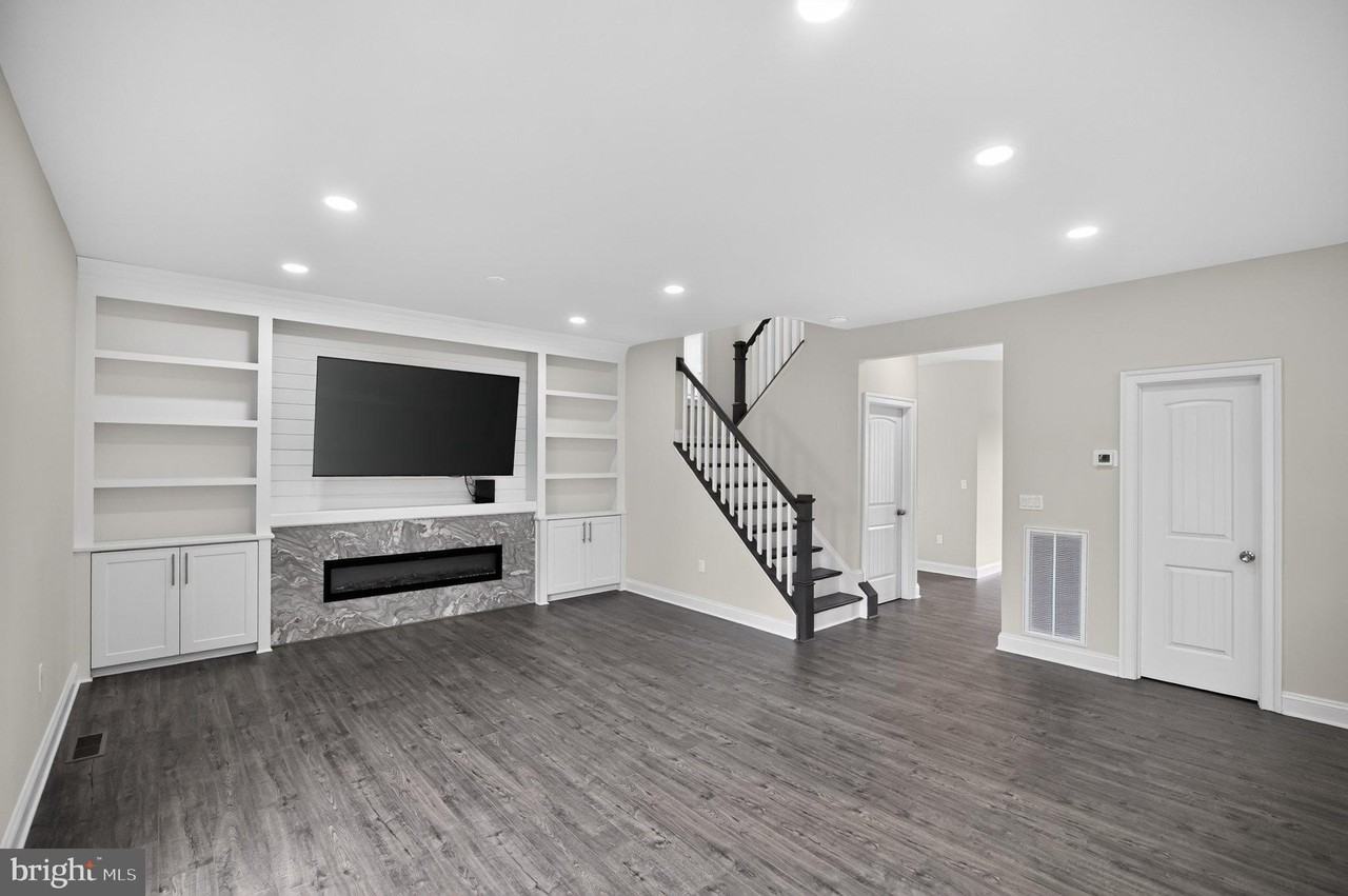 541 S Church St - Photo 6 of 30