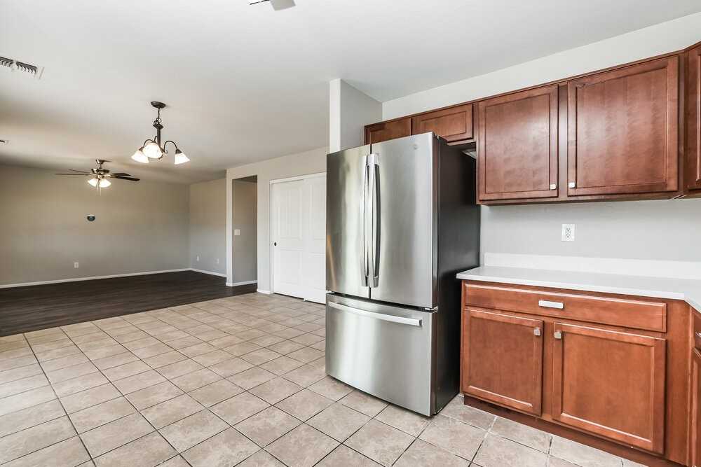 10340 W Hilton Ave - Photo 7 of 17