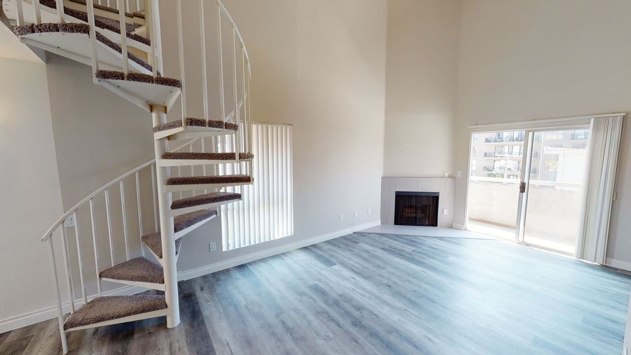 Clark Apartments...Gorgeous 2 Story Penthouse...Full Amenities...CALL NOW! - Photo 4 of 10