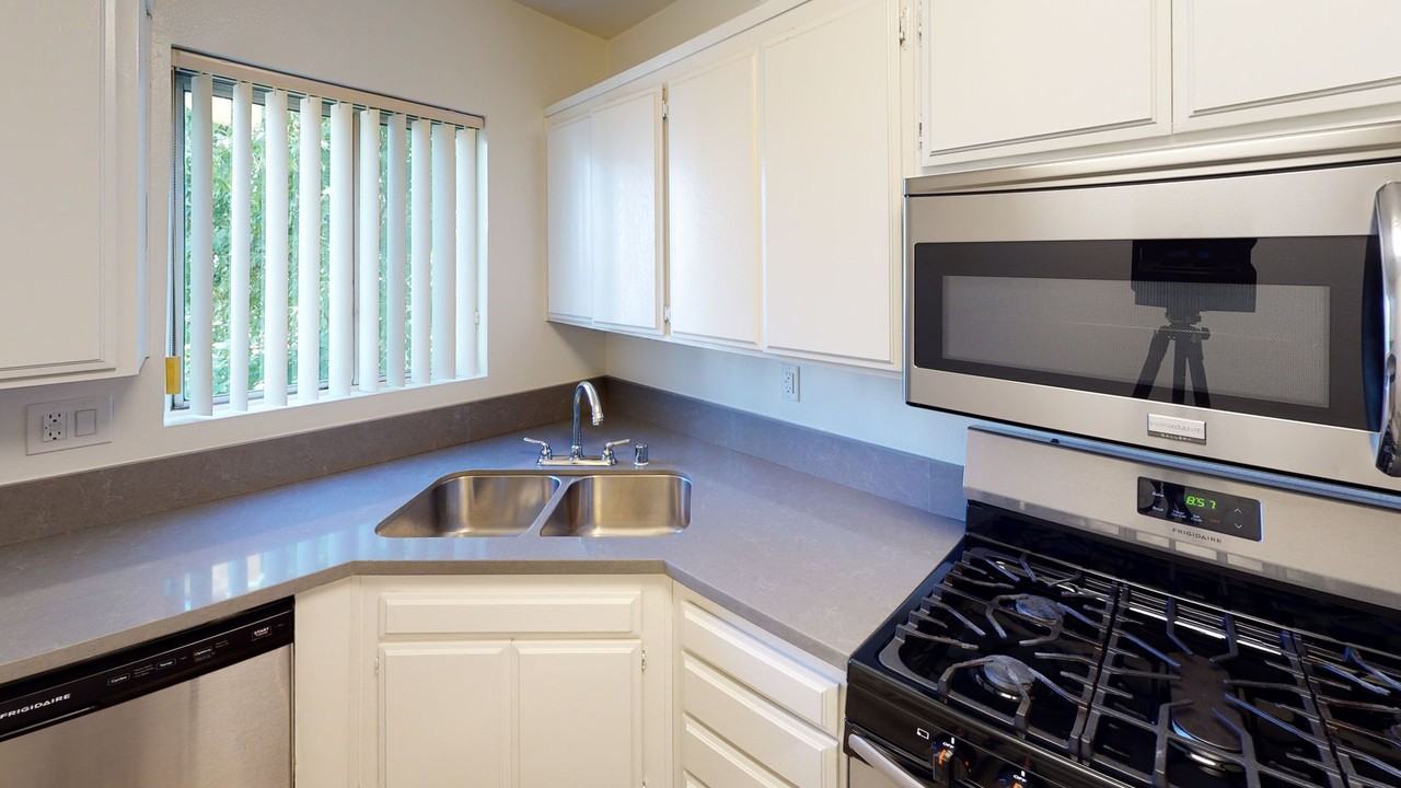 Clark Apartments...Gorgeous 2 Story Penthouse...Full Amenities...CALL NOW! - Photo 7 of 10