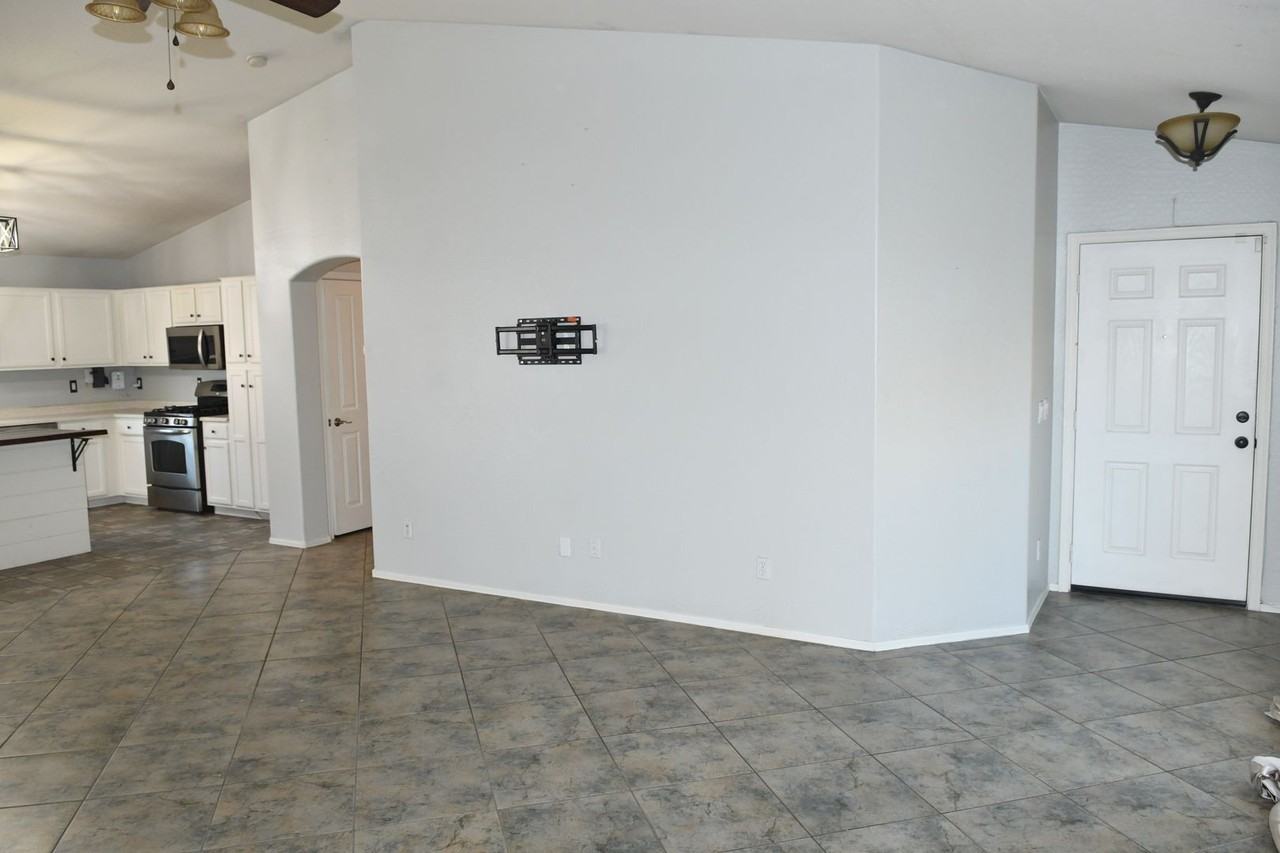 13950 W Maui Ln - Photo 3 of 18