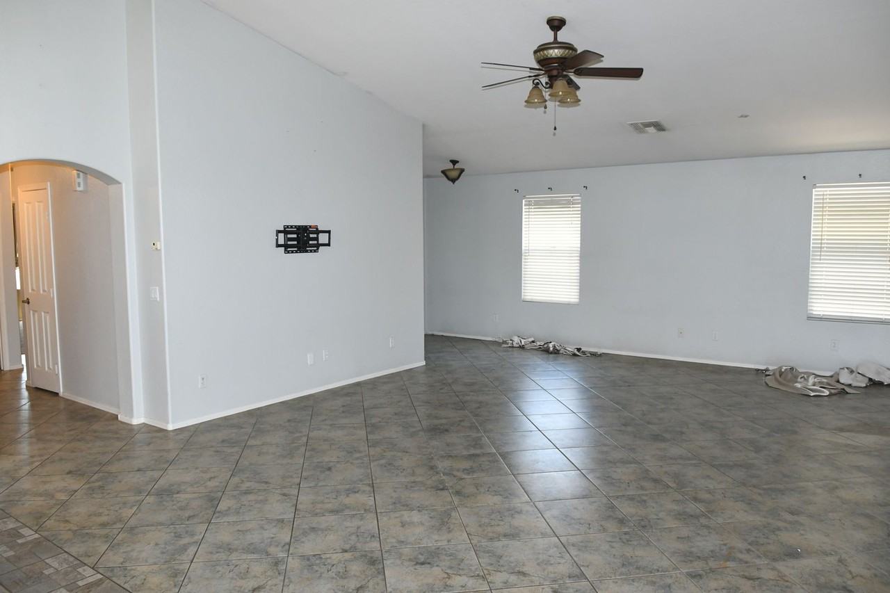 13950 W Maui Ln - Photo 4 of 18