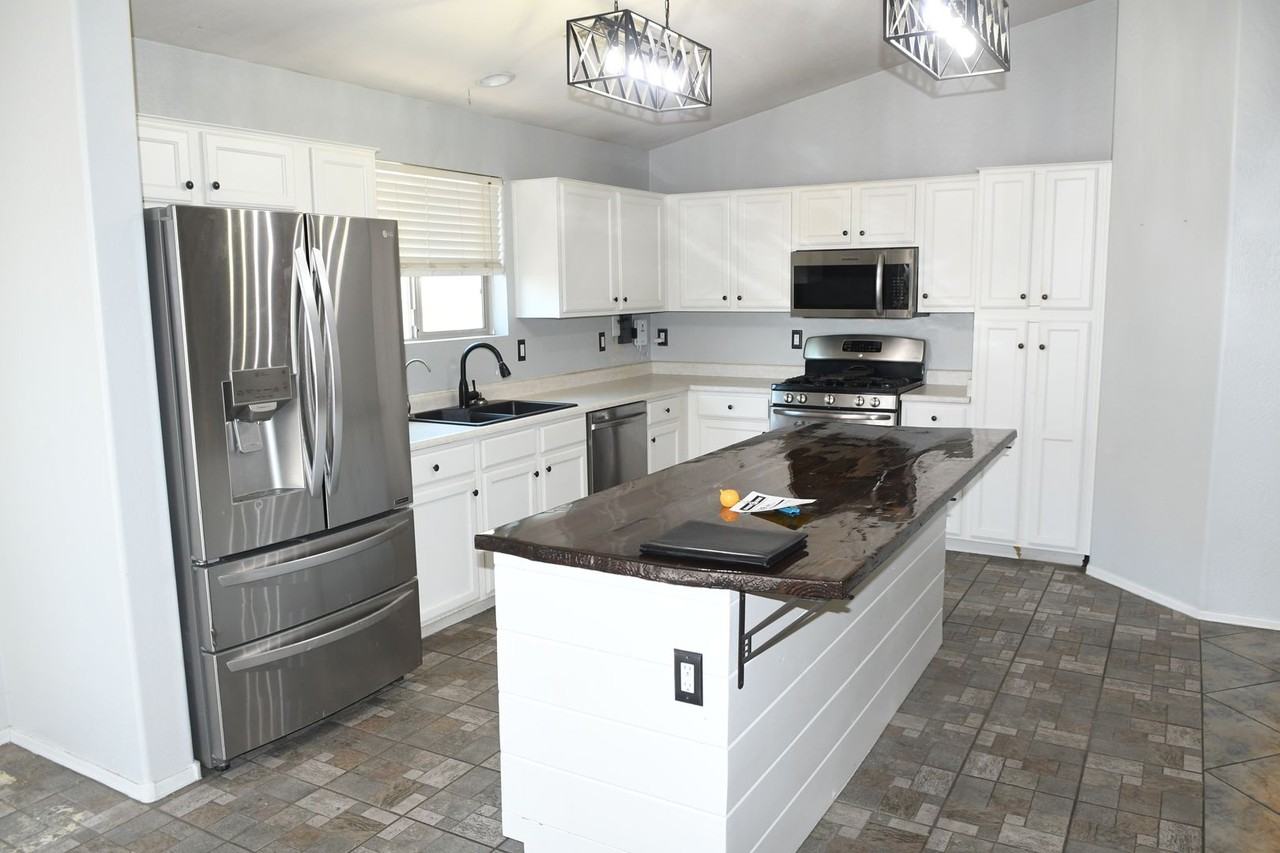 13950 W Maui Ln - Photo 6 of 18