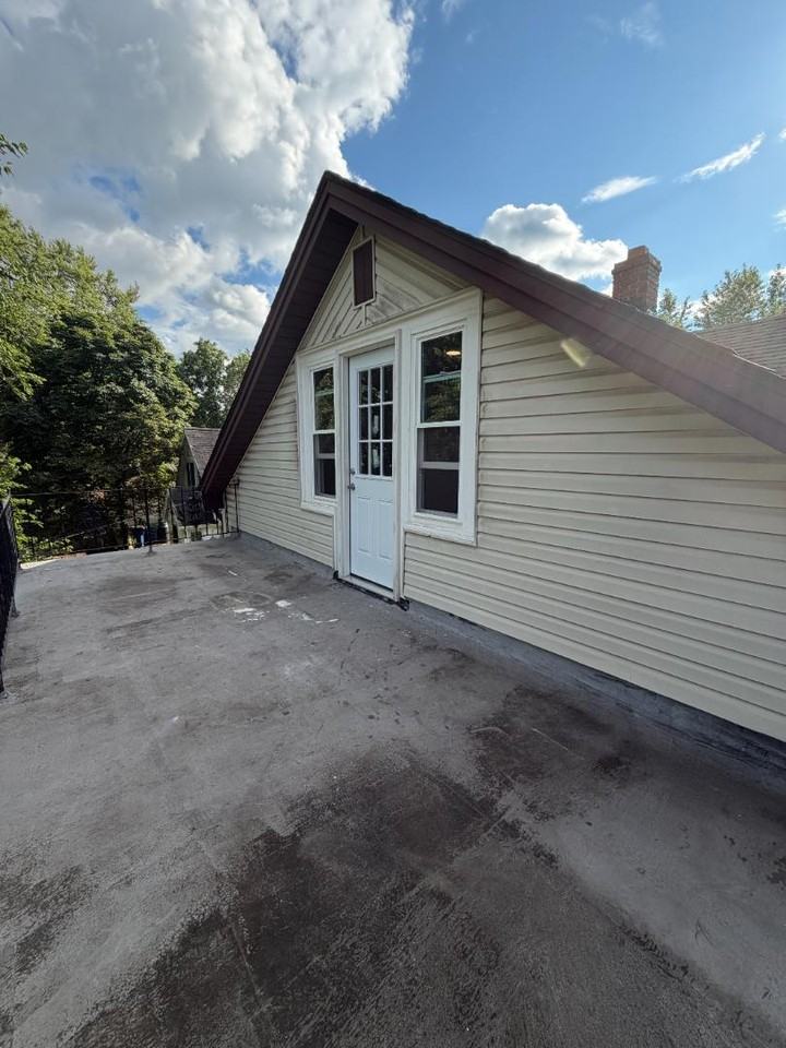 308 Ivyhurst Rd N Upper - Photo 2 of 10