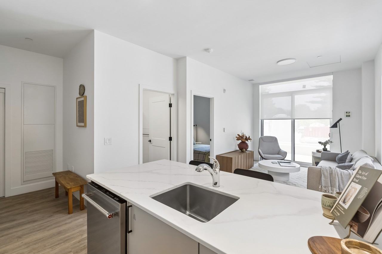 415 Duke Street West - Photo 5 of 11