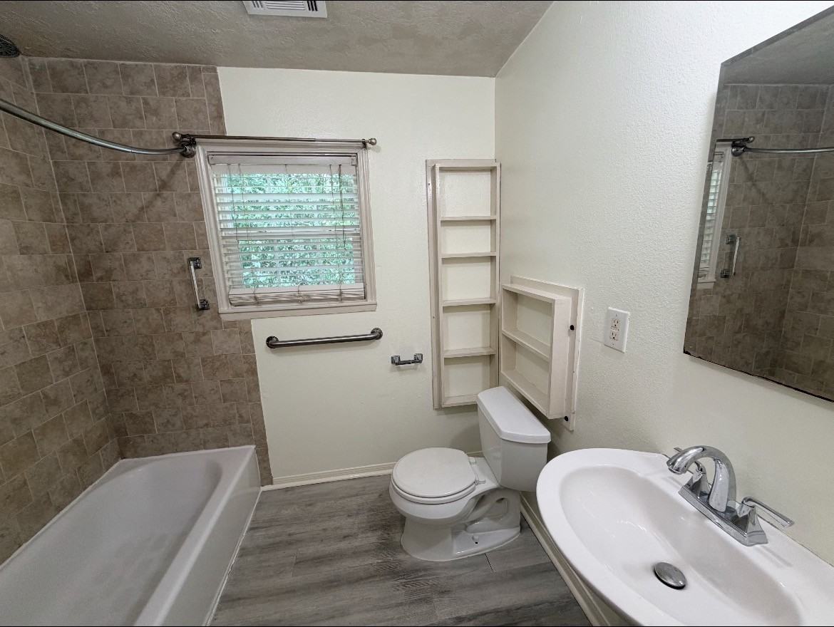 212 W Hunnicutt St #2 - Photo 4 of 5