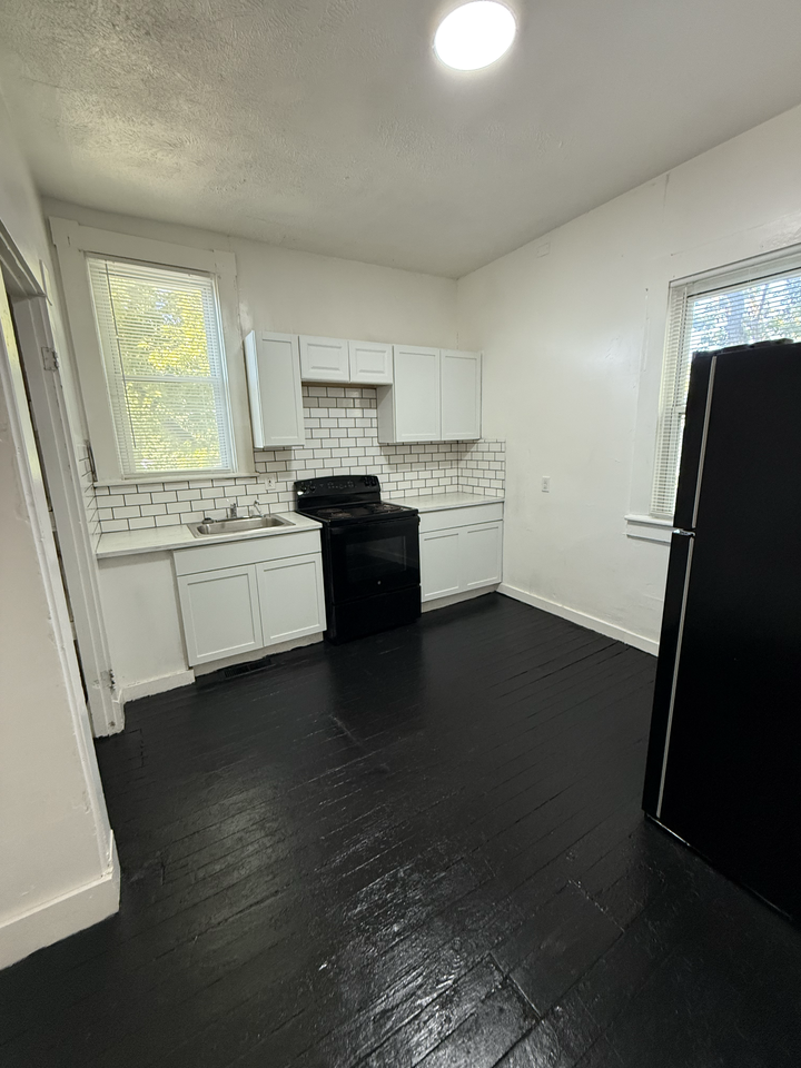 28 W 5th St #C - Photo 4 of 12