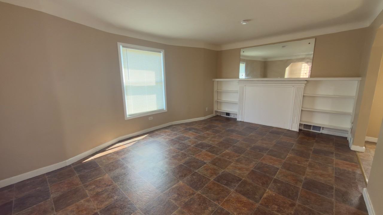 15261 Mapleridge St - Photo 3 of 14