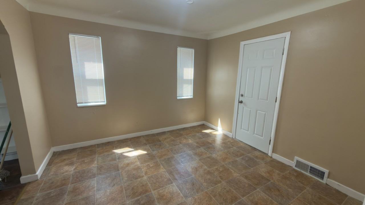 15261 Mapleridge St - Photo 6 of 14