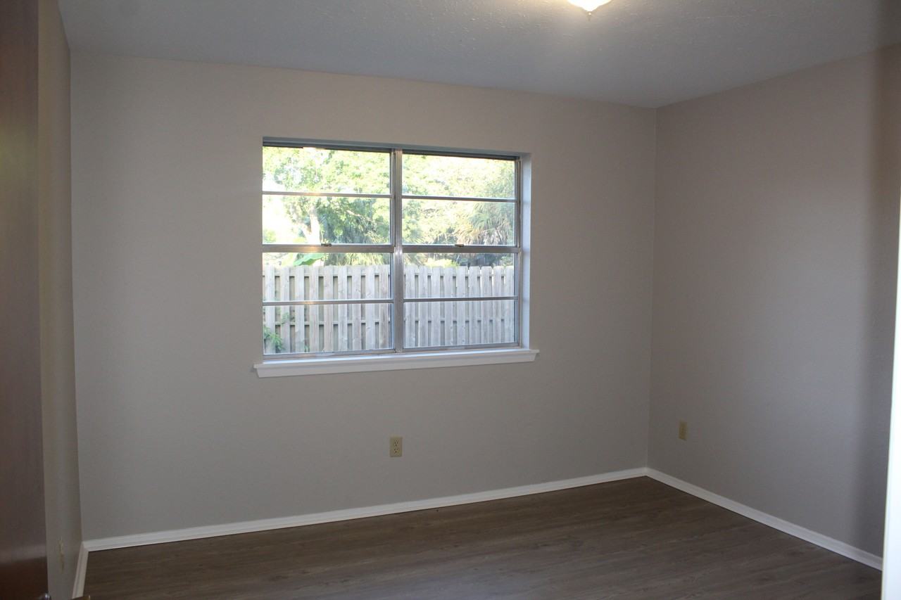 1414 N Live Oak St - Photo 4 of 33