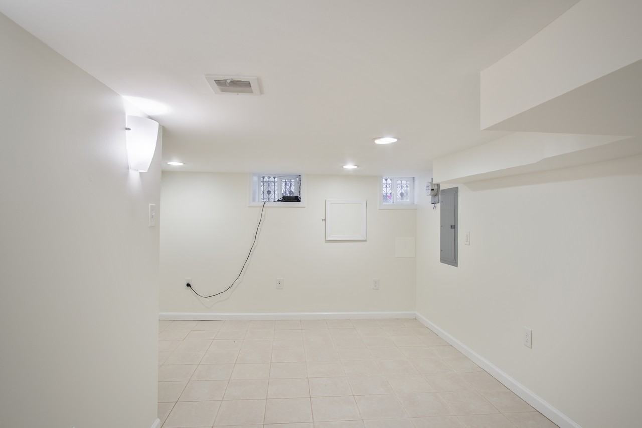 2355 E Harold St - Photo 5 of 18
