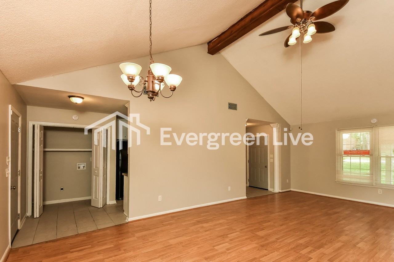 204 Castlewood Ln - Photo 4 of 15