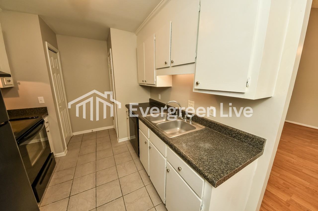 204 Castlewood Ln - Photo 5 of 15