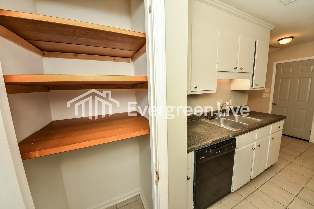 204 Castlewood Ln - Photo 7 of 15