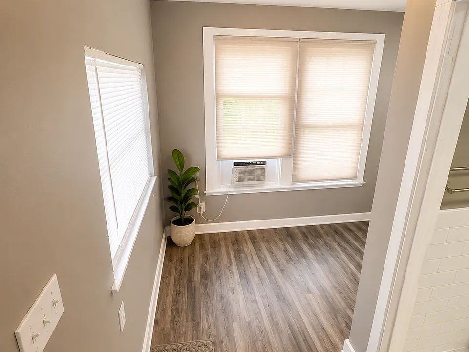 903 E 12th St - Photo 6 of 12
