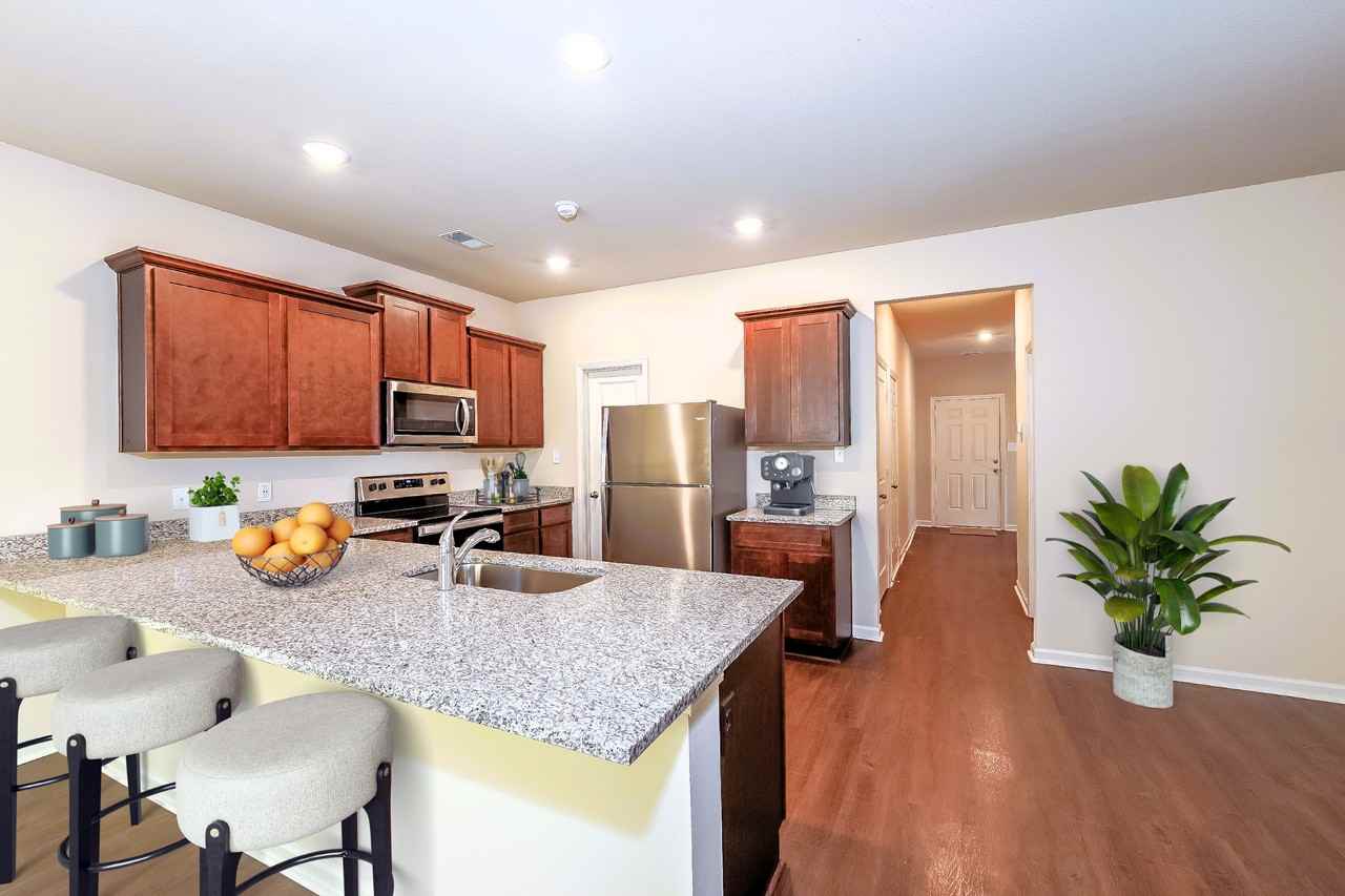 7049 Broad St - Photo 5 of 17