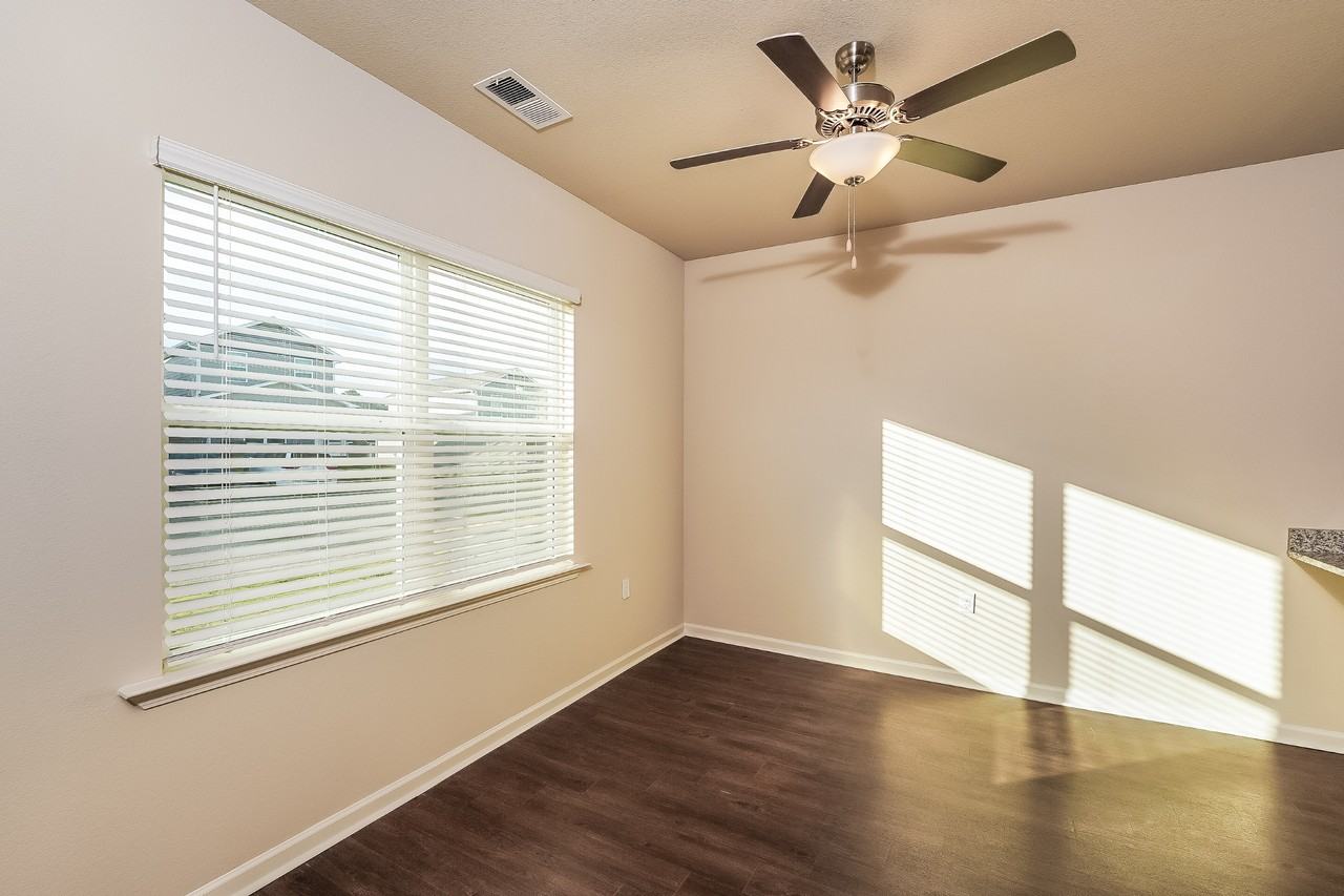 7049 Broad St - Photo 7 of 17