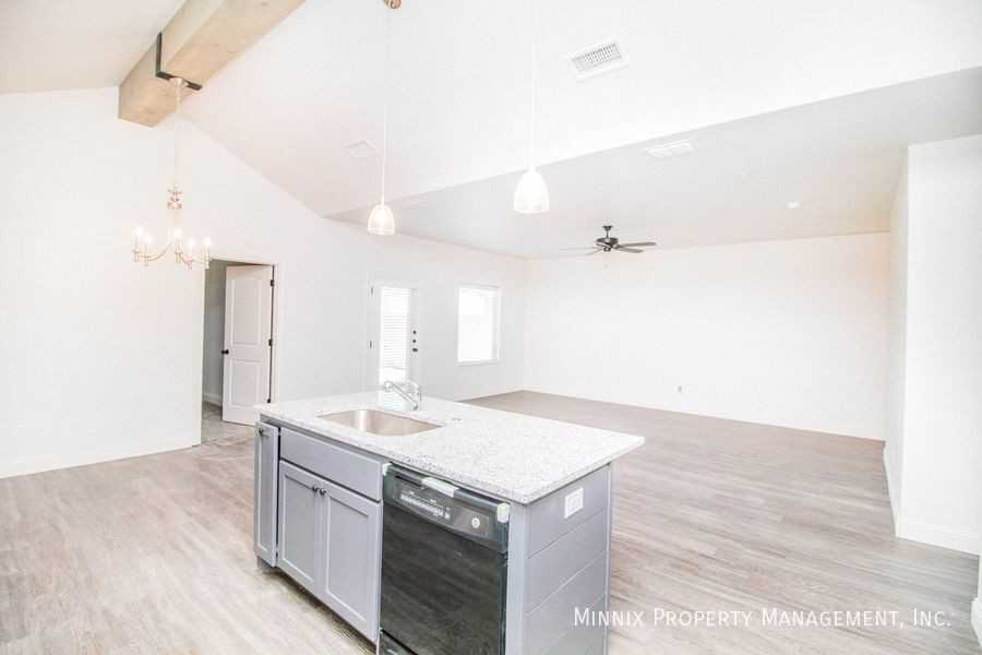 1616 102nd St #B - Photo 4 of 26